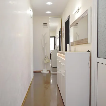 With 2 Bedrooms And Parking Near The Apartment Burgas