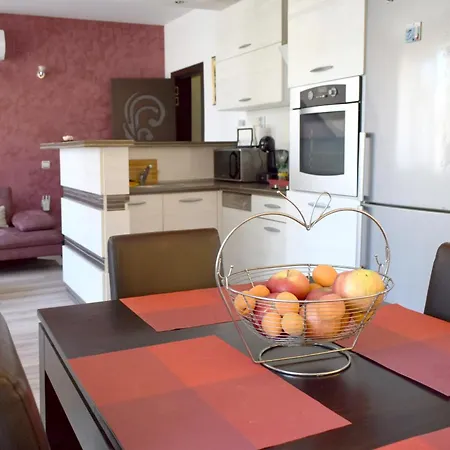 With 2 Bedrooms And Parking Near The Apartment *